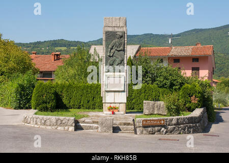 Grgar, Slowenien - 12. August 2018. Eine Gedenkstätte im Dorf Grgar in Primorska, Slowenien, zum Gedenken an die Toten während des Zweiten Weltkriegs Stockfoto