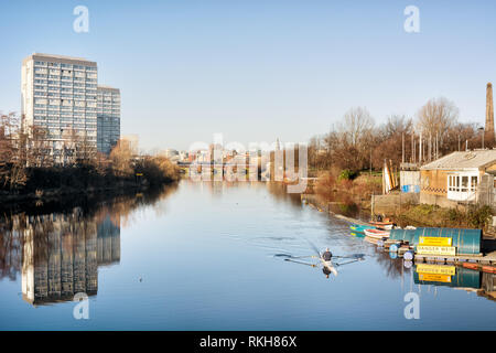 Glasgow, Großbritannien - 01 Januar, 2019: Blick über den Fluss Clyde und Hochhäuser in den gorbals von Suspension Bridge in Glasgow, Schottland Stockfoto