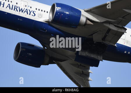 GENERAL ELECTRIC GE90 MOTOREN AUF EINER BRITISH AIRWAYS Boeing 777-200ER KLETTERN AUS GATWICK.. Stockfoto