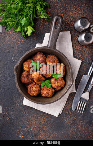 Hausgemachtes Rindfleisch Fleischbällchen in Bratpfanne Stockfoto