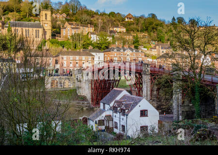 St Luke's Kirche oberhalb der Eiserne Brücke überspannt den Fluss Severn in Ironbridge Gorge, Ironbridge, Shropshire Stockfoto