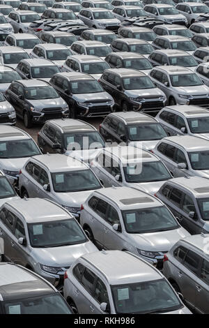 Reihe von neuen Autos für Verkauf im Hafen. Neue Automobile Hintergrund Stockfoto