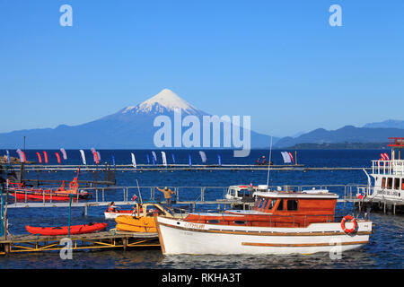 Chile, Lake District, Puerto Varas, See Llanquihue, Vulkan Osorno, Boote, Menschen, Stockfoto