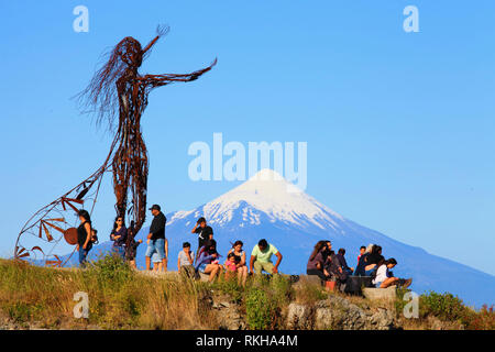 Chile, Lake District, Puerto Varas Vulkan Osorno, Menschen, Statue, Stockfoto