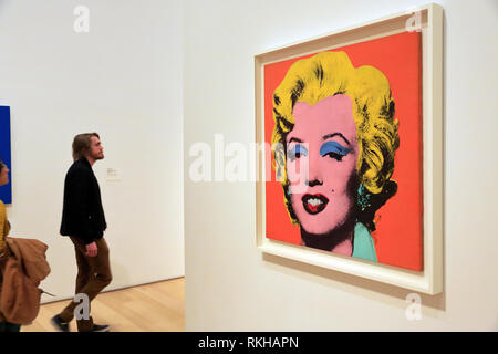 Besucher vor Andy Warhol's Shot Orange Marilyn (1964) in der Kunst Institut von Chicago. Chicago Illinois USA. Stockfoto