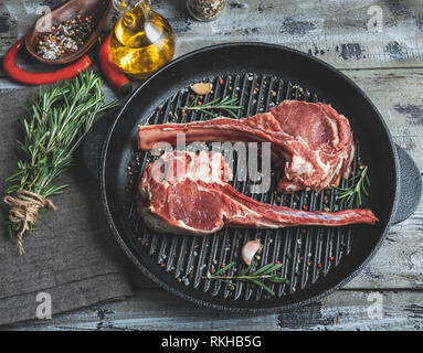 Rohes Fleisch Lamm Rindfleisch Rippen Kotelett auf dem Grill Pfanne, Gewürze, koteletts Bereit zum Kochen Stockfoto