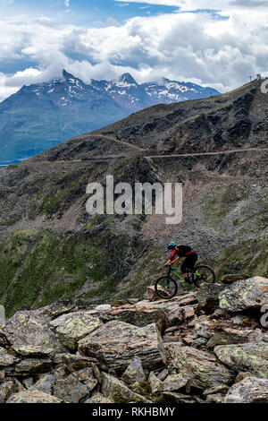 Eine Frau reitet ein Mountainbike auf einer felsigen Trail in der Österreichischen Resort von Sölden im Ötztal im Sommer. Stockfoto