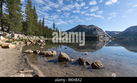 Einem kristallklaren See Landschaft im Inyo National Forest, Kalifornien, USA, Nordamerika Stockfoto