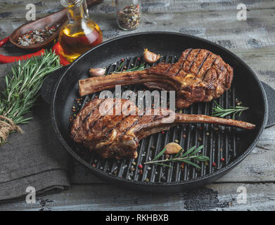 Gegrilltes Lamm Rindfleisch Rippen Kotelett auf dem Grill Pfanne, Gewürze, Koteletts Stockfoto