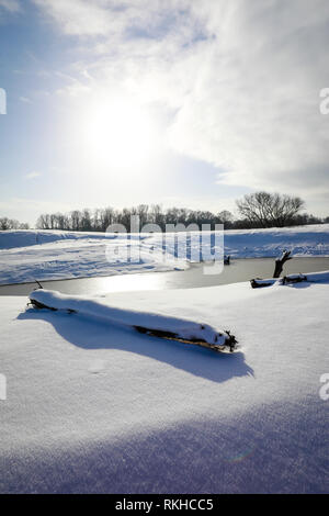 Datteln, Ruhrgebiet, Nordrhein-Westfalen, Deutschland - sonnige Winterlandschaft, Renaturiert Lippe Überschwemmungsgebiete, die Lippe im Winter mit Eis und Schnee, neue Stockfoto