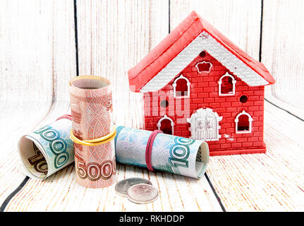 Red brick House und Russische Geld. Kauf s-Gehäuse Stockfoto