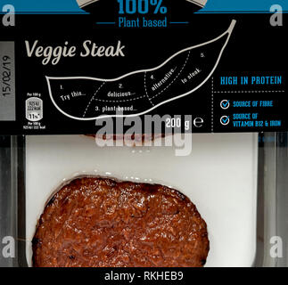 Veggie Steaks, Tesco Supermarkt, Hove, England, 2019. Neue vegane Fleisch, Steaks werden immer beliebter sind in britischen Supermärkten. Stockfoto