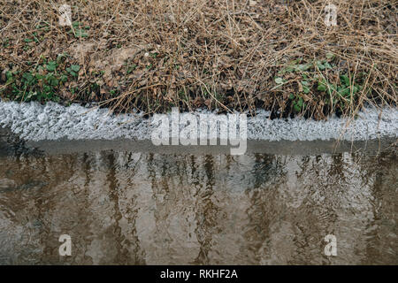 Ufer eines Flusses mit Rest der Schnee- und Eisbedeckung während der frühen Frühjahr Stockfoto