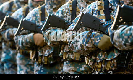 Zusammenfassung Hintergrund auf militärischen Thema. Soldaten mit Waffen, Nahaufnahme, Kopie Raum - Bild Stockfoto