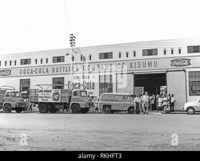 Der abfüllbetrieb für The Coca-Cola Company in Kisumu c 1960. Die Anlage wurde im Jahre 1950 in der kenianischen Hafenstadt gegründet am Viktoriasee und war auf der Obote Road. Wenn dieses Werk 1966 geschlossen, Äquator Bottlers LTD startete in eine neue Position. Das Foto zeigt, dass selbst in den 1950er Jahren amerikanische alkoholfreie Getränke Marke einen globalen Markt Stockfoto