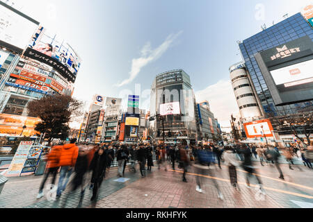 Tokio, Japan - Jan 10, 2019: Motion Blur von Menschen zu Fuß von Shibuya Crossing und Auto Verkehr Transport über die Kreuzung. Asien Travel Concept Stockfoto