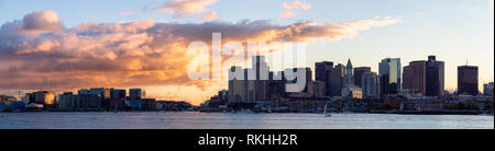 Markante Panoramablick auf das Stadtbild von einem modernen Stadtzentrum Stadt während einer lebendigen Sonnenuntergang. Von LoPresti Park, Boston, die Hauptstadt von Massachusetts, United Sta genommen Stockfoto