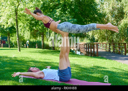 Volle Länge geschossen von junges paar Üben Yoga outdoor. Stockfoto