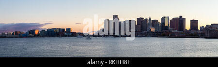 Markante Panoramablick auf das Stadtbild von einem modernen Stadtzentrum Stadt während einer lebendigen Sonnenuntergang. Von LoPresti Park, Boston, die Hauptstadt von Massachusetts, United Sta genommen Stockfoto