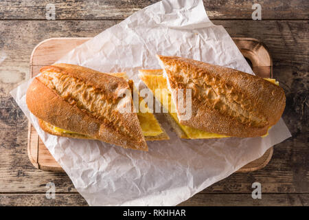 Bocadillo de Tortilla Española. Spanisch Spanische Tortilla Sandwich auf Holztisch. Ansicht von oben Stockfoto