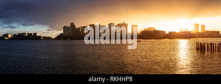 Markante Panoramablick auf das Stadtbild von einem modernen Stadtzentrum Stadt während einer lebendigen Sonnenuntergang. Von LoPresti Park, Boston, die Hauptstadt von Massachusetts, United Sta genommen Stockfoto