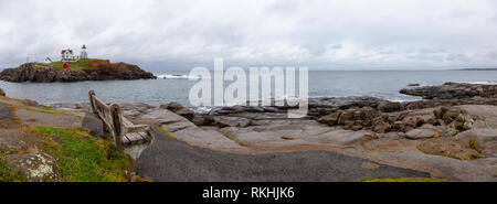 Panoramablick auf einen Standpunkt zu einem Atlantischen Ozean Küste in der Nähe von einem Leuchtturm. In Sofort startbereit Leuchtturm, York, Maine, USA. Stockfoto