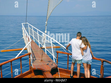 Ein junges Paar auf dem Schiff auf das Meer Stockfoto