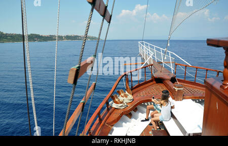 Ein junges Paar auf dem Schiff unter selfie Stockfoto