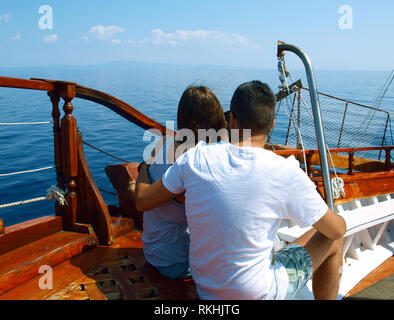 Ein junges Paar auf dem Schiff auf das Meer Stockfoto