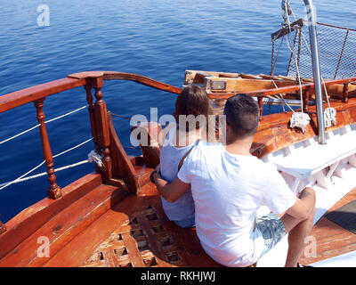 Ein junges Paar auf dem Schiff auf das Meer Stockfoto