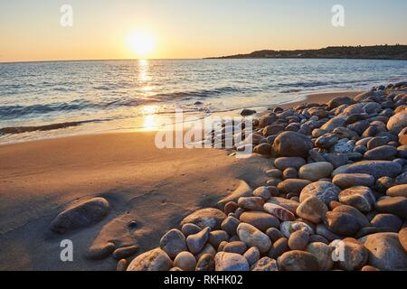 Steiniger Strand, Strand bei Sonnenuntergang, Agia, Thessalien, Kreta, Griechenland Stockfoto