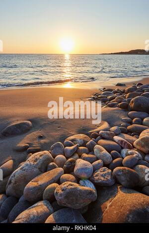 Steiniger Strand, Strand bei Sonnenuntergang, Agia, Thessalien, Kreta, Griechenland Stockfoto