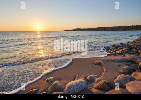 Steiniger Strand, Strand bei Sonnenuntergang, Agia, Thessalien, Kreta, Griechenland Stockfoto