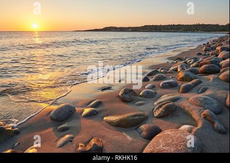 Steiniger Strand, Strand bei Sonnenuntergang, Agia, Thessalien, Kreta, Griechenland Stockfoto