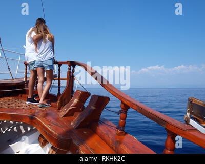 Ein junges Paar auf dem Schiff auf das Meer Stockfoto