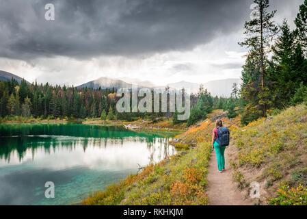 Junge Wanderer an einem See, See, Tal der fünf Seen, Jasper National Park, in den Bergen, Alberta, Kanada Stockfoto