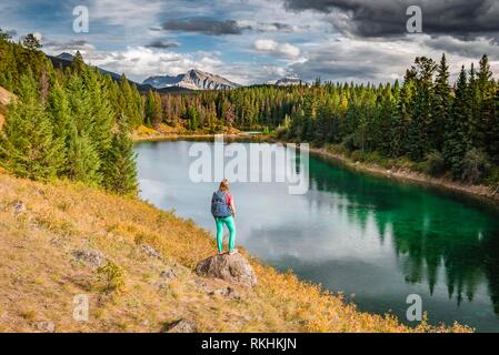 Junge Wanderer an einem See, See, Tal der fünf Seen, Jasper National Park, in den Bergen, Alberta, Kanada Stockfoto