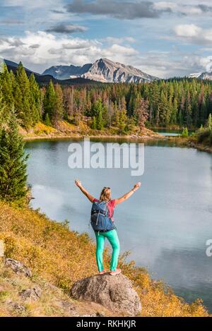 Junge Wanderer an einem See, See, Tal der fünf Seen, Jasper National Park, in den Bergen, Alberta, Kanada Stockfoto