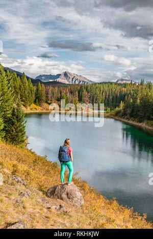 Junge Wanderer an einem See, See, Tal der fünf Seen, Jasper National Park, in den Bergen, Alberta, Kanada Stockfoto