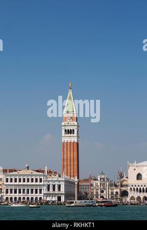 Grand Canal und der nationalen Bibliothek von St Mark's oder die Biblioteca Nazionale Marciana, den Glockenturm Campanile und Dogenpalast Stockfoto