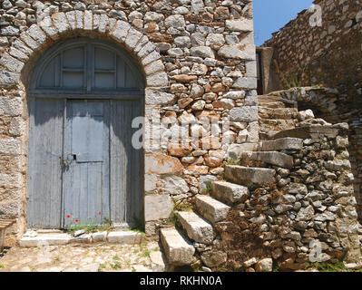 Altes Steinhaus Holztür Stockfoto