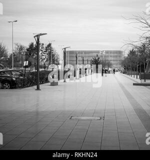 BASEL, SCHWEIZ - Mar 22, 2018: Moderne Parkhaus am Flughafen Basel - Schwarze und Weiße quadratische Bild Stockfoto