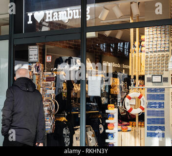 HAMBURG, DEUTSCHLAND - Mar 20, 2018: Mann vorbei Ich liebe Hamburg Souvenir shop in Hamburg Hauptbahnhof Stockfoto