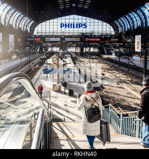 HAMBURG, DEUTSCHLAND - Mar 20, 2018: Frau und Mann die Treppe am Hamburger Hauptbahnhof Stockfoto