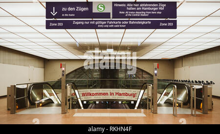 HAMBURG, DEUTSCHLAND - 20.MÄRZ 2018: Eingang Bahnhof von Hamburg International Airport mit Begrüßung Willkommen in Hamburg zu trainieren Stockfoto