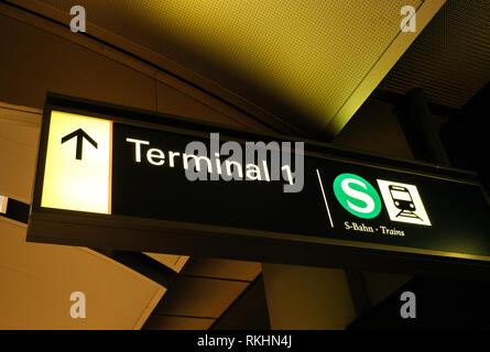 HAMBURG, DEUTSCHLAND - Mar 20, 2018: Flughafen anmelden Klemme 1 mit Zugang zum Zug und Metro - Ansicht von unten S-Bahn Stockfoto