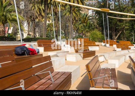 Obdachlosen schlafen auf der Bank der Freien Theater, Malaga, Andalusien, Spanien. Stockfoto