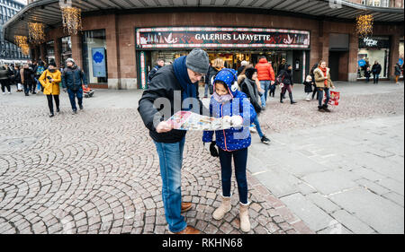 Straßburg, Frankreich - Dec 29, 2018: Touristen, Vater und Tochter auf den Stadtplan vor der Galeries Lafayette Shopping mall Center im Zentrum von Straßburg, Stockfoto