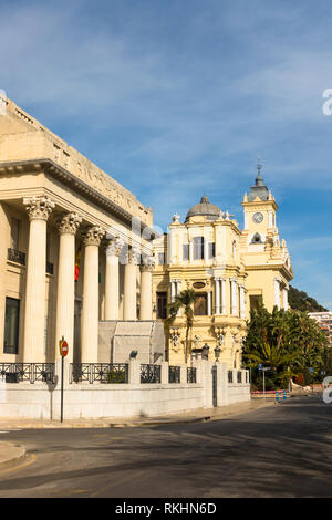 Malaga Spanien. Nationale Zentralbank Spaniens Gebäude mit Rathaus hinter, Malaga, Andalusien, Spanien. Stockfoto