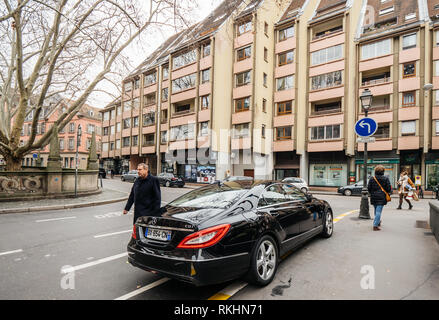 Straßburg, Frankreich - Dec 29, 2018: Luxus Mercedes-Benz CLS 350 Limousine Auto auf Französische Straße vor dem Hotel geparkt Stockfoto